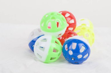 Beyaz arkaplanda renkli oyuncak topları 