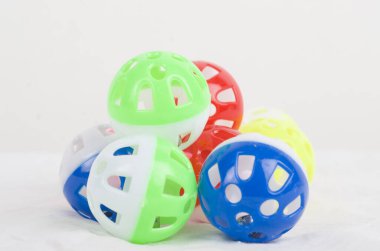 Beyaz arkaplanda renkli oyuncak topları 