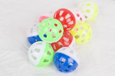 Beyaz arkaplanda renkli oyuncak topları 