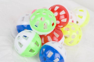 Beyaz arkaplanda renkli oyuncak topları 