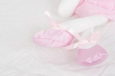 Beyaz arka planı olan pembe elbiseli sevimli bir tavşan. 