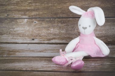 Ahşap arka planda sevimli pembe tavşan