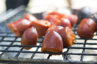 Sosisler ızgarada.