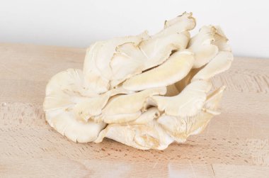 Beyaz ahşap bir masada taze mantarlar. 