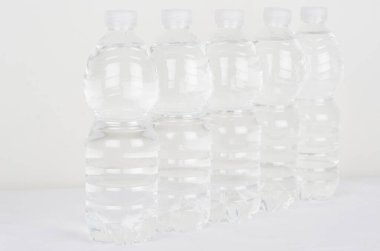 Beyaz arkaplanda plastik şişeler