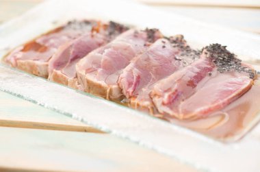 Pişmeye hazır tuzlu çiğ domuz eti. 