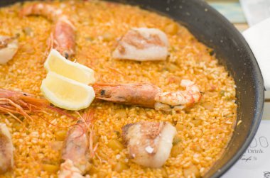 İspanyol paellası, karides ve pilav. 