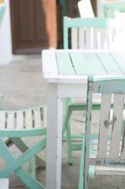 Kafede yeşil masa ve sandalyeler