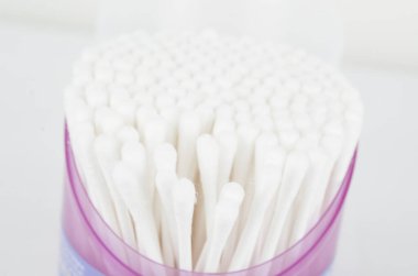 Beyaz arkaplanda izole edilmiş pamuk çubukları