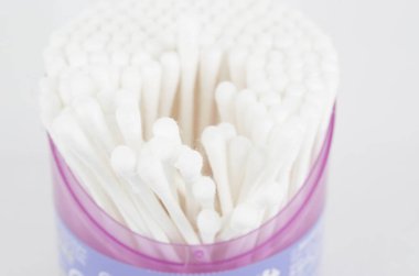 Beyaz arkaplanda izole edilmiş pamuk çubukları