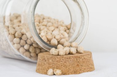 Beyaz arka planda cam kavanozda nohutlar