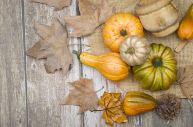 Sonbahar sakin bir hayattır. Kabaklar ve yapraklar kırsal ahşap arka planda