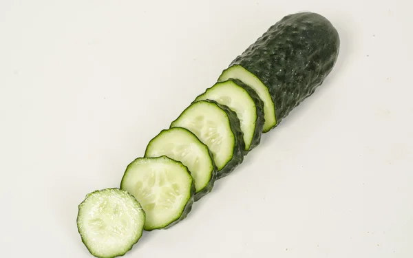 Beyaz üzerinde taze salatalıklar izole edilmiş.