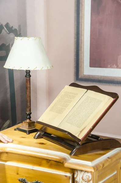 Tahta güverte masasındaki kitaplar