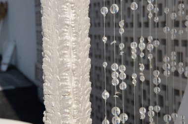 Penceredeki beyaz boncuklar