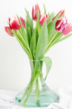 Bir buket pembe lale.