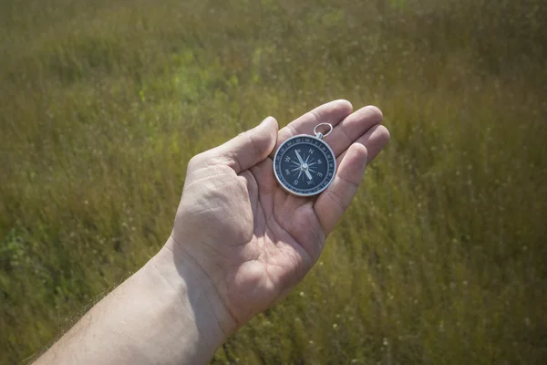 Kompass i hand — Stockfoto