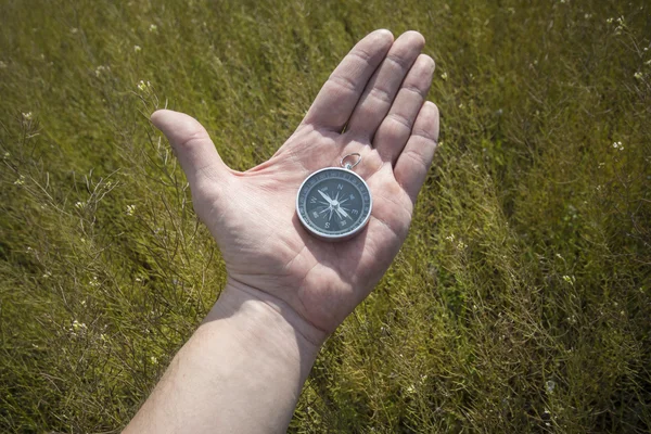 Kompass i hand — Stockfoto