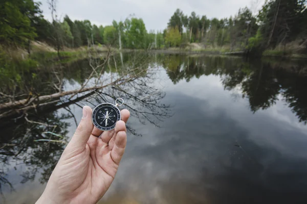 Kompass i hand — Stockfoto