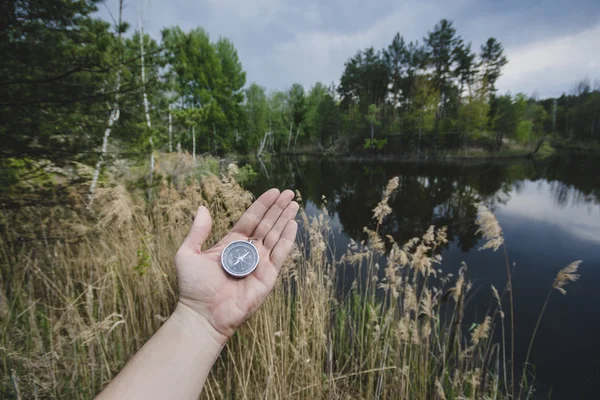 Kompass i hand — Stockfoto