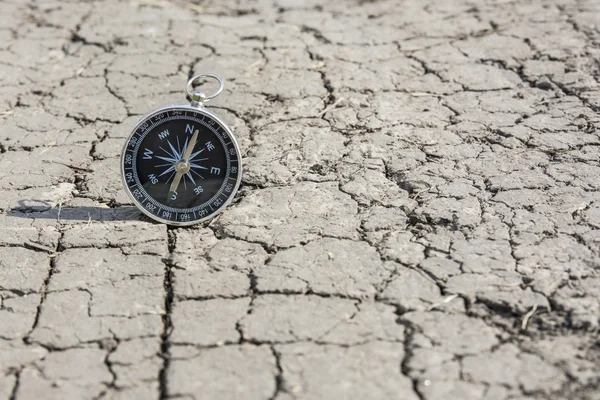 Kompass på marken — Stockfoto