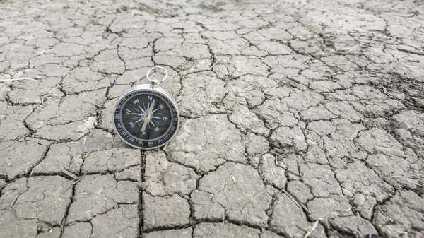 Kompass på marken — Stockfoto