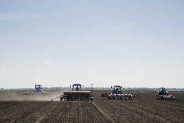 Bir tarlada traktör