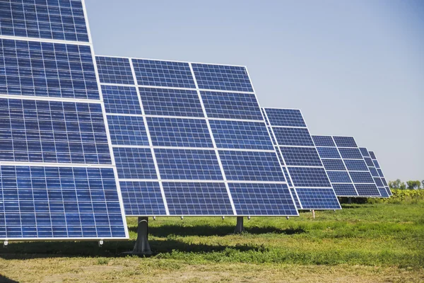 Zonnecel voor het omzetten van zonlicht in elektriciteit — Stockfoto