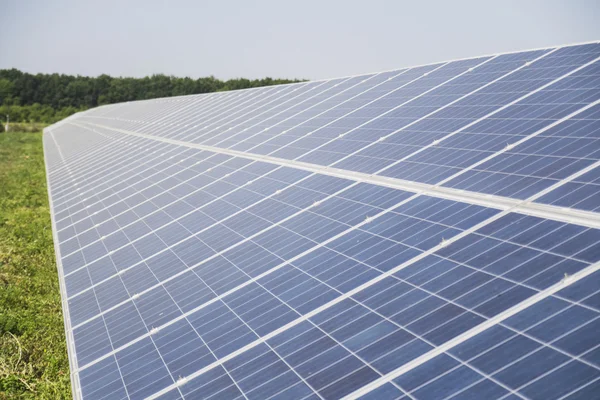 Ogniw słonecznych do konwersji światła słonecznego na energię elektryczną — Zdjęcie stockowe