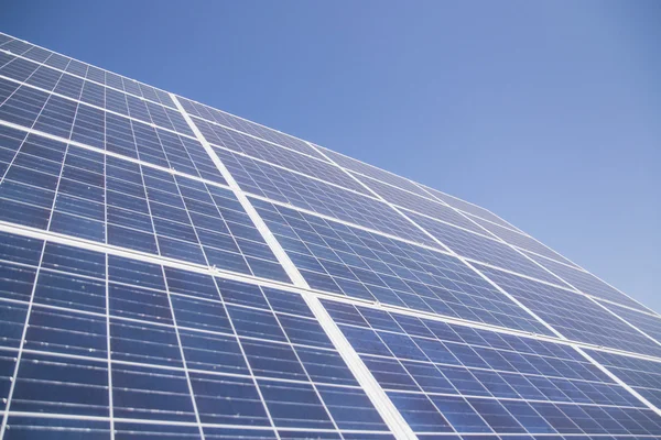 Zonnecel voor het omzetten van zonlicht in elektriciteit — Stockfoto