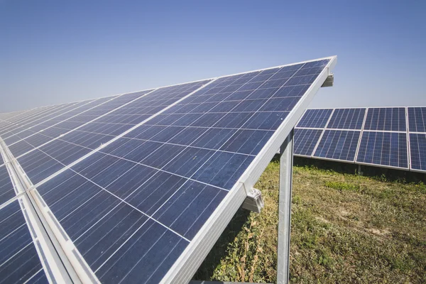 Солнечные батареи для преобразования солнечного света в электричество — стоковое фото
