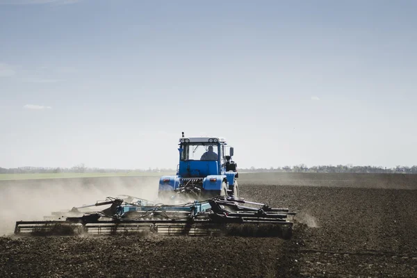 Traktor på ett fält — Stockfoto