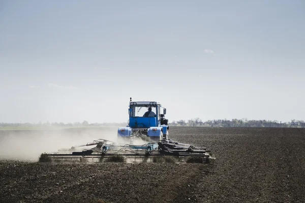 Traktor på ett fält — Stockfoto