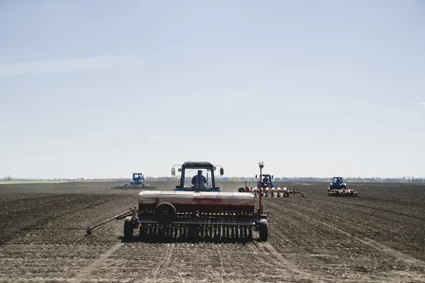 Traktor på ett fält — Stockfoto