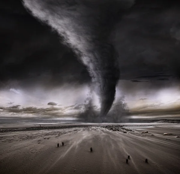 Драматический пляжный торнадо Лицензионные Стоковые Изображения