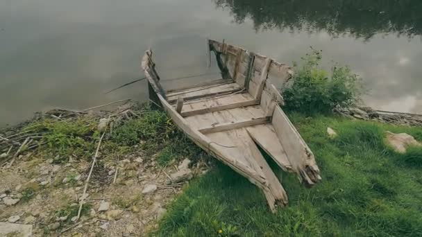 老旧生锈的木船 在岸上的一艘废弃的小船 船岸上的老船河流 — 图库视频影像