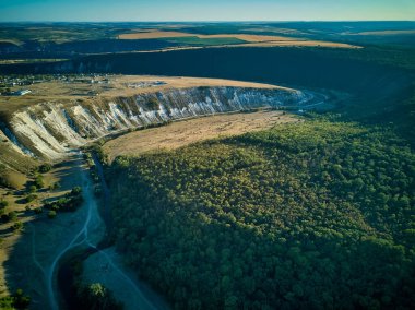 Moldova 'nın Trebijeni köyü yakınlarındaki Eski Orhei kayalıklarının ve ovalarının insansız hava aracı görüntüsü