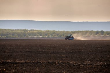 Kırmızı bir traktör tarlası sürüyorum. Traktör tarlası..