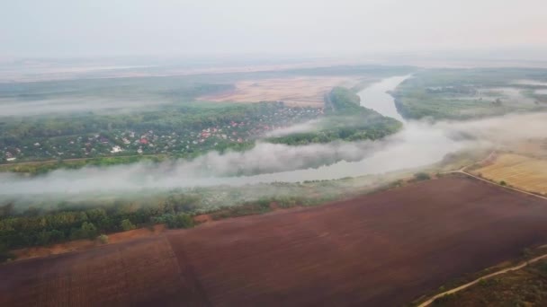 Lentement Regarder Dessus Une Rivière Dniester Petit Village Couvert Brouillard — Video