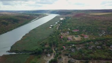 Nehir ve küçük köyle birlikte kırsal arazinin hava görüntüsü. Moldova Cumhuriyeti.