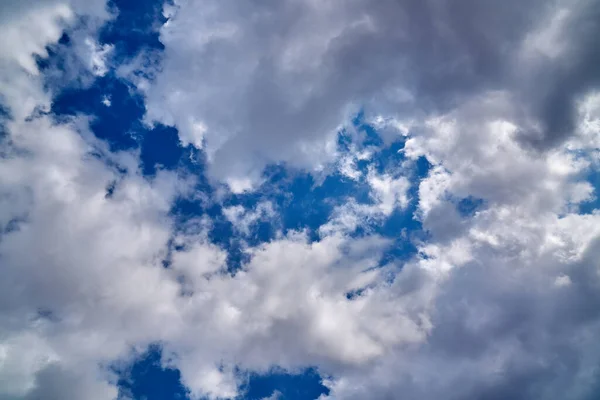 Mavi Gökyüzünde Beyaz Bulutlar — Stok fotoğraf