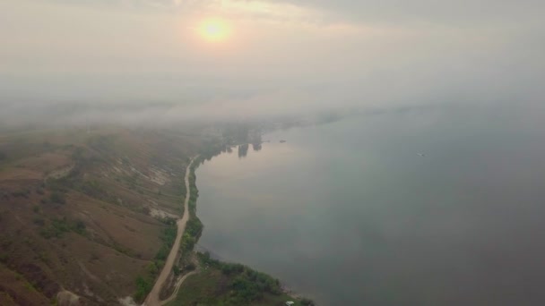 ゆっくりと川Dniesterと小さな村の霧の中で朝の太陽の下で覆われて上を見上げます モルドバ共和国 — ストック動画
