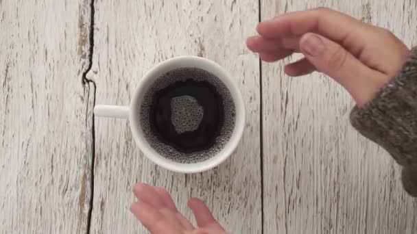 Femme Pull Tenant Une Tasse Café Dans Ses Mains Boisson — Video