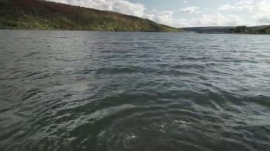 Dniester nehri sonbaharda Güzel bulutlu gökyüzü