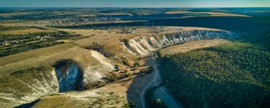 Moldova 'nın Trebijeni köyü yakınlarındaki Eski Orhei kayalıklarının ve ovalarının insansız hava aracı görüntüsü