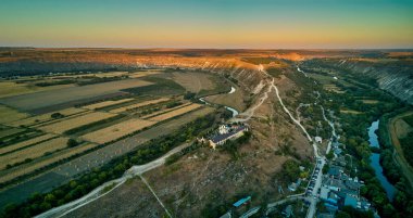 Bir Butuceni köyünün havadan görünüşü. Yaşlı Orhei Moldova Cumhuriyeti 'nin doğal ve kültürel rezervlerinde tarihi ve arkeolojik bir komplekstir..