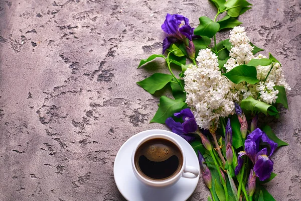 Café Flores Lila Sobre Fondo Hormigón Gris —  Fotos de Stock