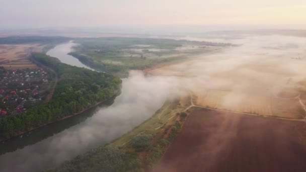 Lentamente guardando su un fiume Dniester e piccolo villaggio coperto di nebbia al sole del mattino. — Video Stock