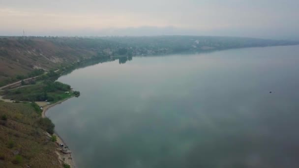 Langzaam omhoog kijkend over een rivier de Dnjestr en een klein dorpje bedekt met mist in de ochtendzon. Moldavië republiek van. Dorp Molovata — Stockvideo