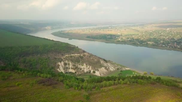 Lentamente guardando su un fiume Dniester e piccolo villaggio coperto di nebbia al sole del mattino. Repubblica moldova di. — Video Stock